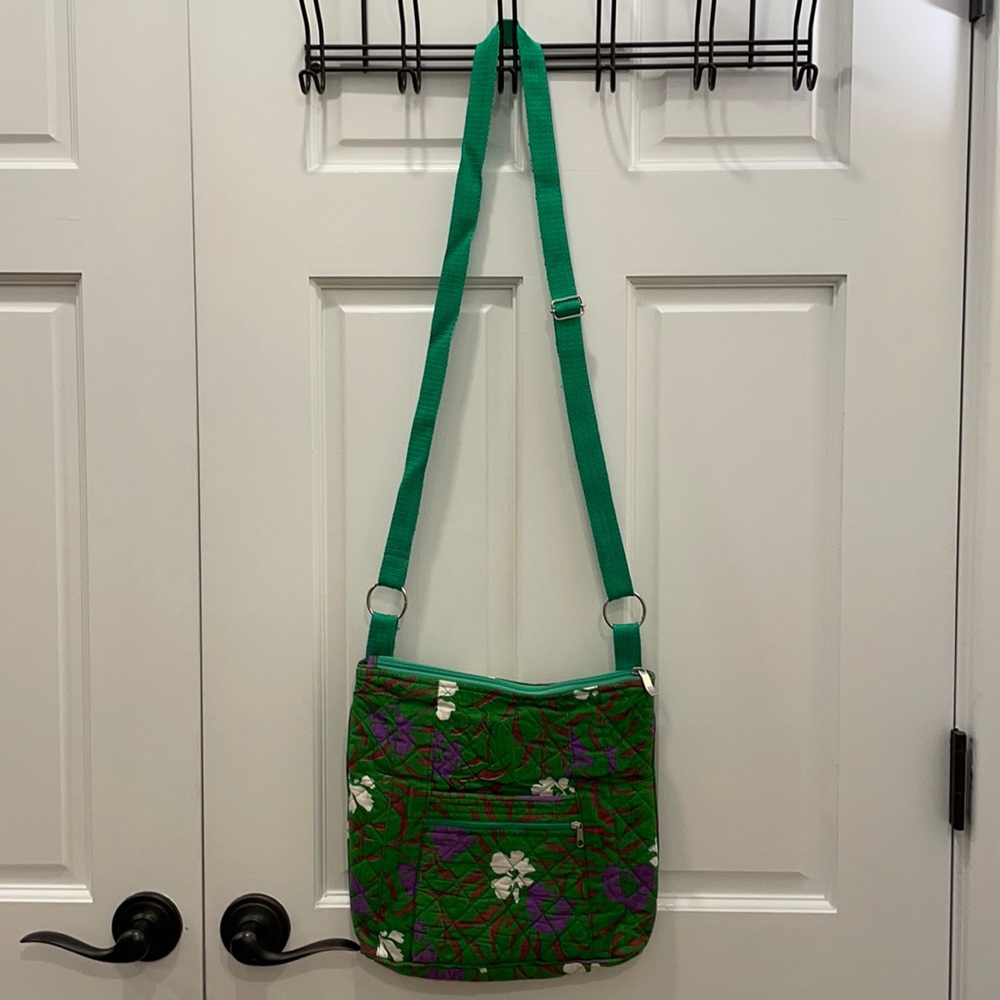 ✨5 for $25✨ ByTavi green crossbody purse.